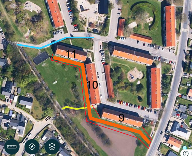 Rød markering viser indhegning af byggeplads.
Orange markering viser kørevej til renoveringen af blok 9, 10 og 11.
Gul markering viser gangsti, der afspærres.
Lyseblå markering viser gennemgang til den kommunale cykelsti.